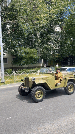 Vintage Soviet military jeep spotted towing artillery in Krasnodar
