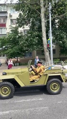 Vintage Soviet military jeep spotted towing artillery in Krasnodar