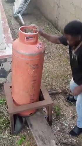 Gas trade and street life in Jos, Nigeria
