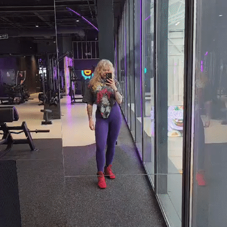 Woman Takes Gym Mirror Selfie in Saint Petersburg