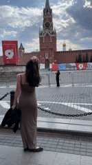 Woman in brown dress spotted near Moscow Kremlin
