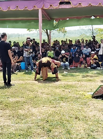 Outdoor performance event with fire stunts draws crowd in Karanganom
