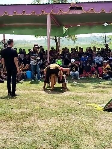 Outdoor performance event with fire stunts draws crowd in Karanganom