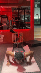 Man works out and takes gym selfies in Chongqing