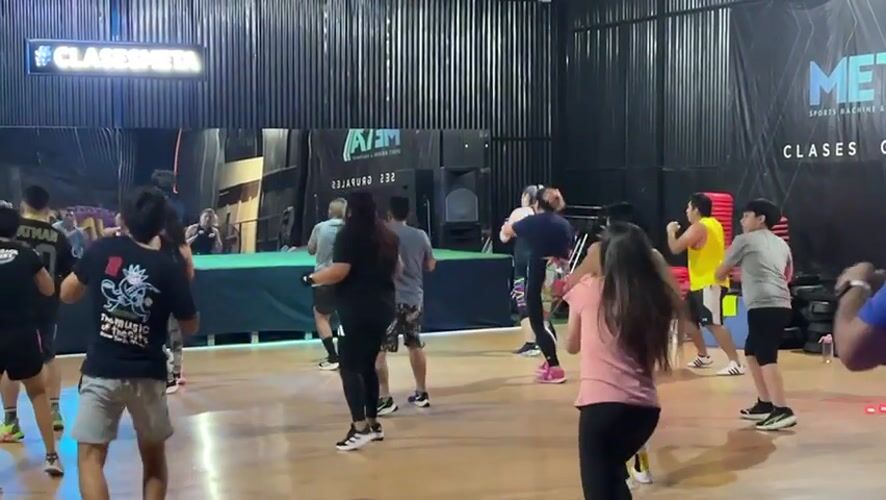Group fitness and gym activity at an Arica indoor space