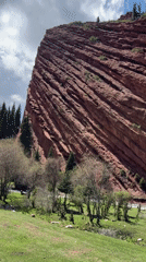 Tourist captures red rock formations at Jeti-Ögüz, Kyrgyzstan