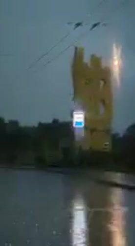 Heavy thunderstorm drenches Kyiv streets during evening hours