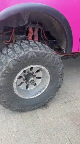 Morning street scenes and pink pickup spotted in Minsk