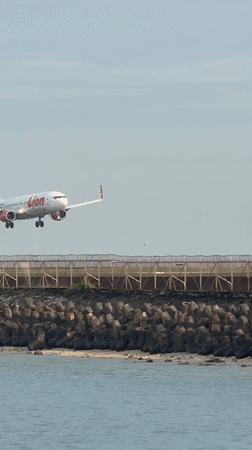 Lion Air 737 makes final approach at Kuta airport
