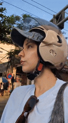 Motorcyclist spotted in sunny Đà Nẵng wearing helmet, sunglasses