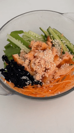 Tel Aviv resident documents cake decorating and salad preparation