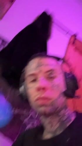 Tattooed gamer spotted playing late night in Buenos Aires