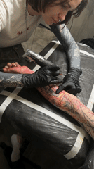 Moscow tattoo studio busy afternoon documented by witnesses