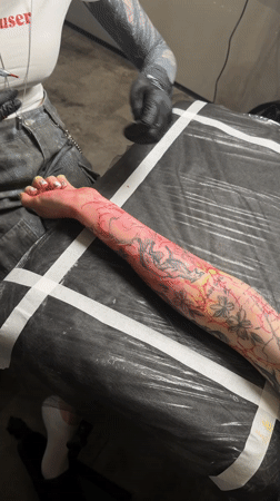 Moscow tattoo studio busy afternoon documented by witnesses