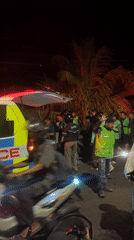 Nighttime medical emergency draws crowd in Kuta Selatan