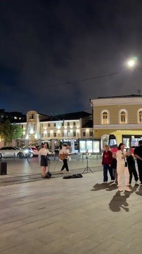 Live music and street life on Nizhny Novgorod's pedestrian boulevard