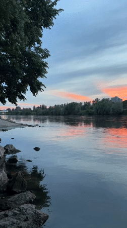 Sunset over Sava River draws multiple witnesses in Zagreb