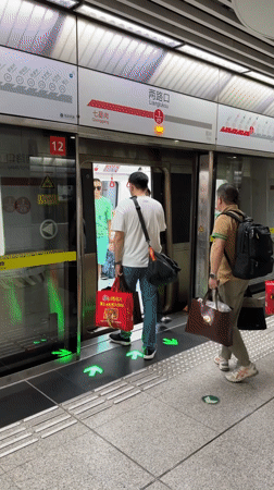 Morning commute on the Chongqing metro, Yuzhong District