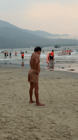 Traditional beach fish market operates alongside recreation in Đà Nẵng