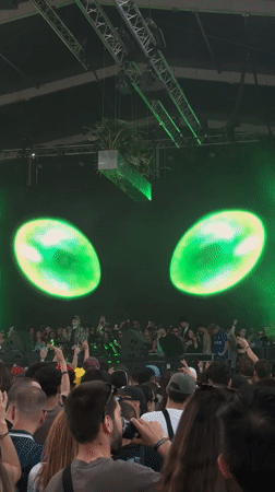 Live concert draws crowd in Paris with alien-themed visuals