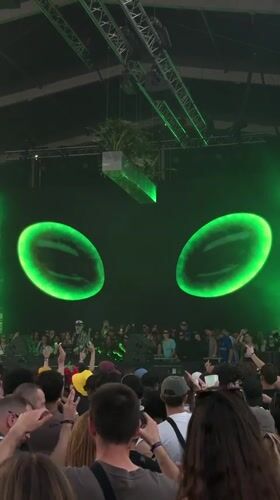 Live concert draws crowd in Paris with alien-themed visuals