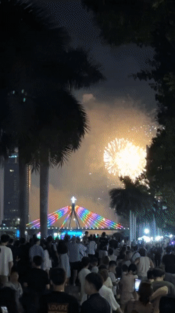 Fireworks celebration draws crowds to Đà Nẵng streets