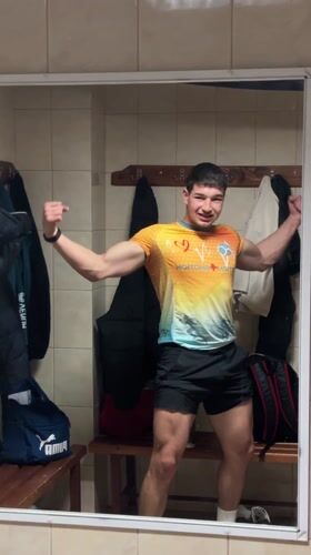 Man takes mirror selfies while flexing in Bulgarian locker room