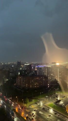 Thunderstorm sweeps through Novosibirsk amid golden skies and lightning