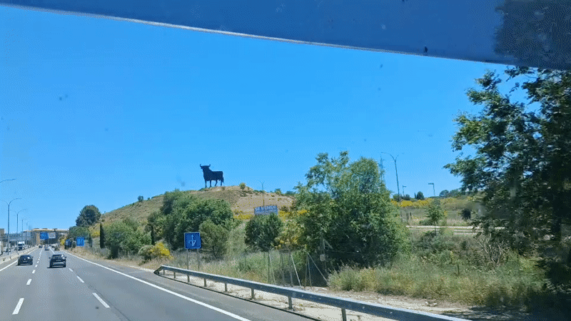 Motorist captures iconic roadside sculptures near Guadalajara highway