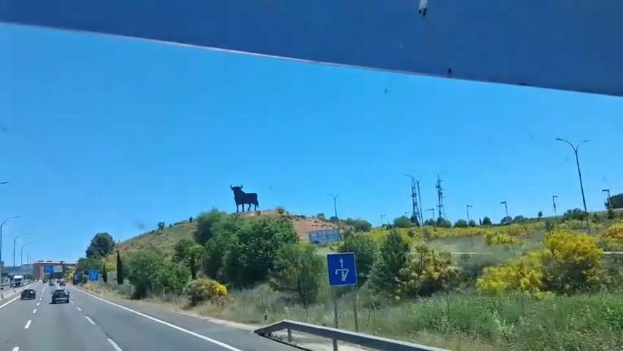 Motorist captures iconic roadside sculptures near Guadalajara highway