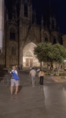 Evening choir performance draws crowd at Barcelona cathedral plaza