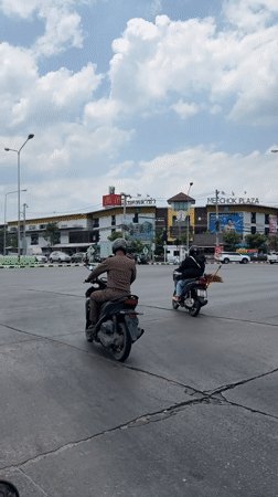 Morning traffic flows through Chiang Mai intersection with police presence