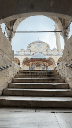Morning mosque visit documented in Istanbul's historic district