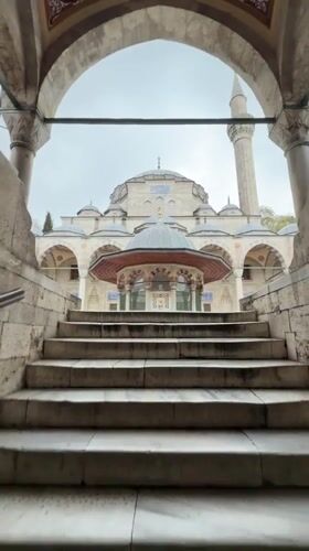 Morning mosque visit documented in Istanbul's historic district
