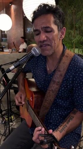 Live acoustic set at a Kuta Selatan outdoor venue at night