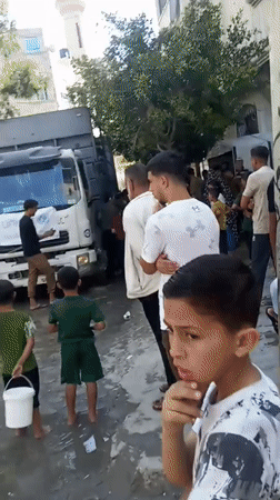 Aid distribution draws crowds in Gaza neighborhood streets