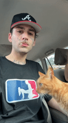 Tattooed driver with orange cat spotted in Villa General Belgrano