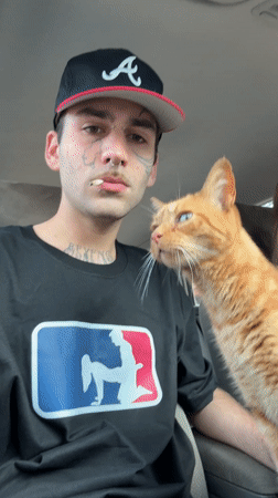 Tattooed driver with orange cat spotted in Villa General Belgrano