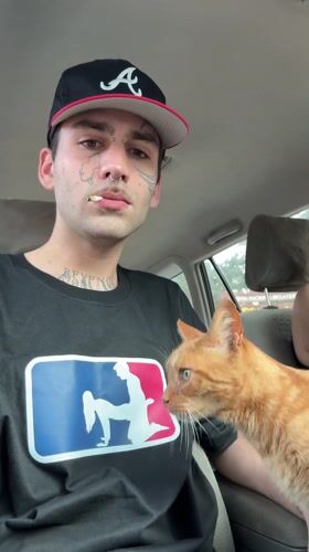 Tattooed driver with orange cat spotted in Villa General Belgrano
