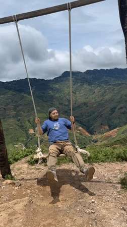 Tourists enjoy rope swings, selfies at Ta Xua mountain viewpoints
