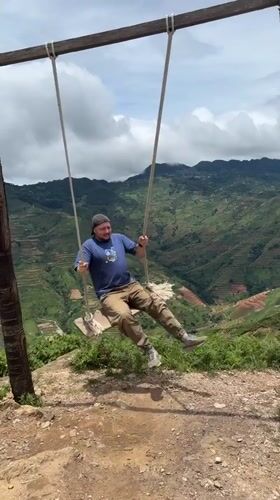 Tourists enjoy rope swings, selfies at Ta Xua mountain viewpoints