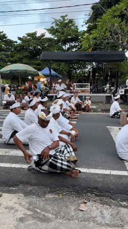 Traditional Balinese ceremony draws crowds on Kuta streets