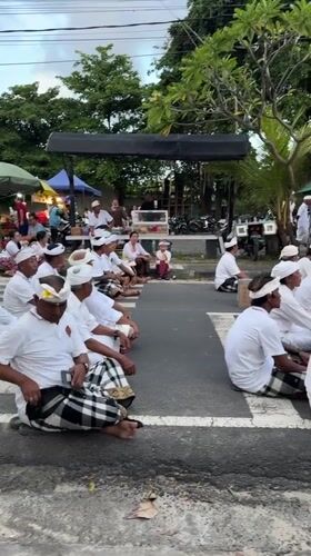 Traditional Balinese ceremony draws crowds on Kuta streets