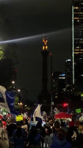 Cruz Azul fans celebrate at Angel of Independence monument