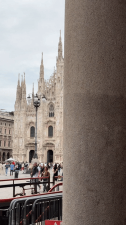 Sketching the Duomo live from the piazza
