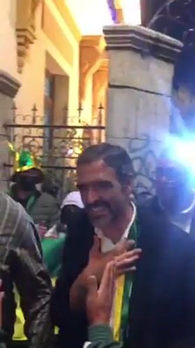 Conference and public gatherings documented across La Paz evening