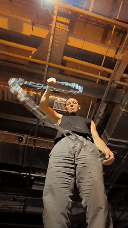 Chain weapon training in an abandoned Qarağandı building