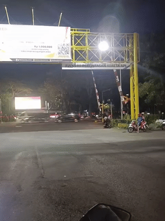 Night footage captures railway crossing scene in Surabaya