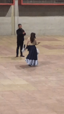 Synchronized dance groups perform in La Paz plazas