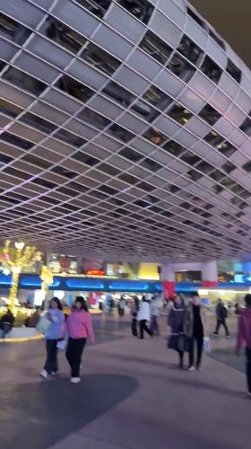 Food sampling observed at Shanghai shopping district vendor stall